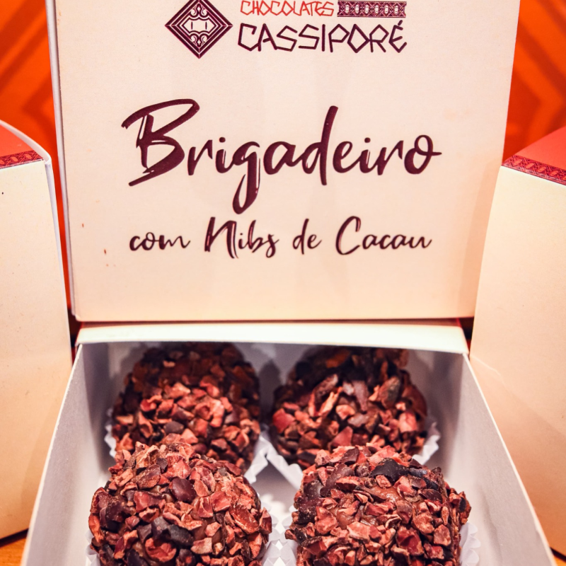 Brigadeiro coberto com Nibs de Cacau